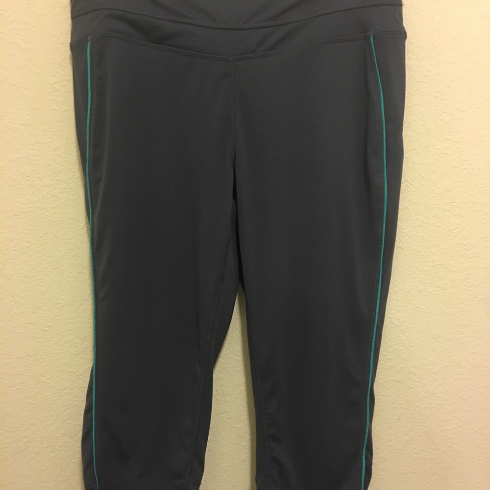 Women’s Tangerine Capri workout leggings. Size L